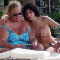 Amy Winehouse joue au scrabble seins nus