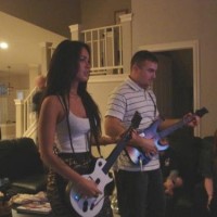 Megan Fox joue à Guitar Hero