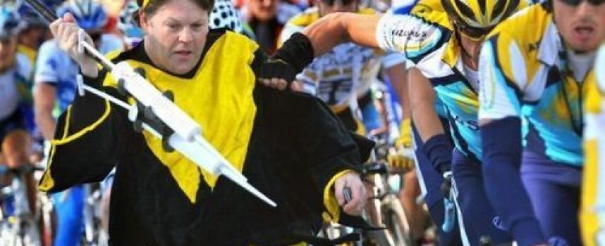 Lance Armstrong attaqué par une seringue géante
