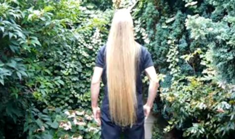 homme aux cheveux très longs
