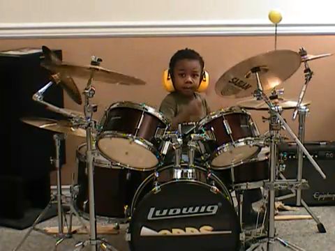 joe joue de la batterie à 4 ans