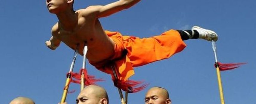 Un moine Shaolin porté sur des lances