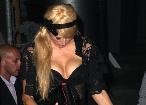 Zoom sur les seins de Paris Hilton #06