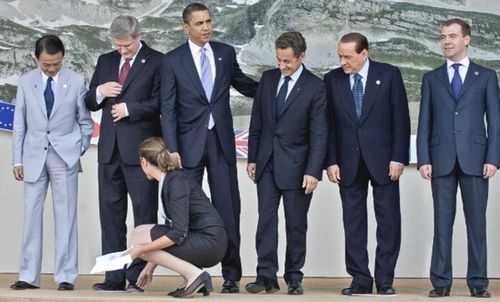 Obama, Sarkozy et Berlusconi regardent la demoiselle