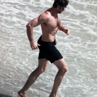 Hugh Jackman en plein exercices sur la plage