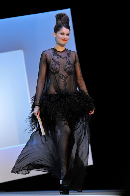 Laetitia Casta dans une robe noire très transparente aux Césars 2010