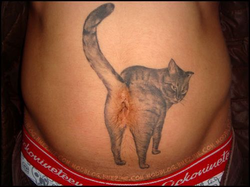 tatouage chat nombril