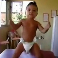 Bébé qui danse sur Waka Waka (Shakira)