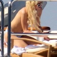 Paris Hilton topless sur un bateau en Italie