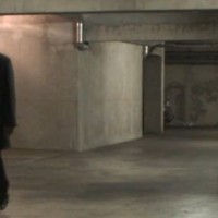 Rémi Gaillard fait le Parrain dans un parking souterrain