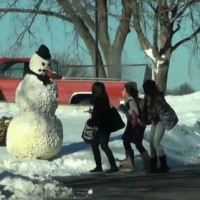 Le bonhomme de neige qui fait peur aux gens