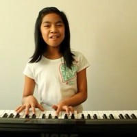 La petite fille qui fait pleurer Lady Gaga (Born This Way au piano)