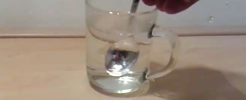 La cuillère en gallium qui fond dans l'eau chaude