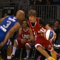Justin Bieber joue au basket au All Star Game 2011