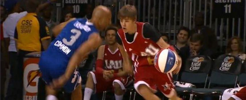 Justin Bieber joue au basket au All Star Game 2011