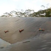 Méga glissade dans un bassin de rétention d'eaux pluviales