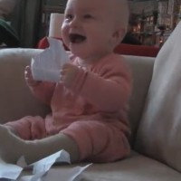 Bébé mort de rire en déchirant du papier