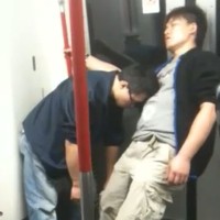 Deux chinois dorment debout dans le métro