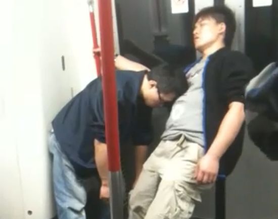 chinois qui dorment dans le métro