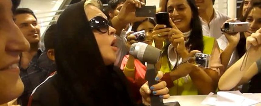 Cyndi Lauper chante à l'Aéroport de Buenos Aires