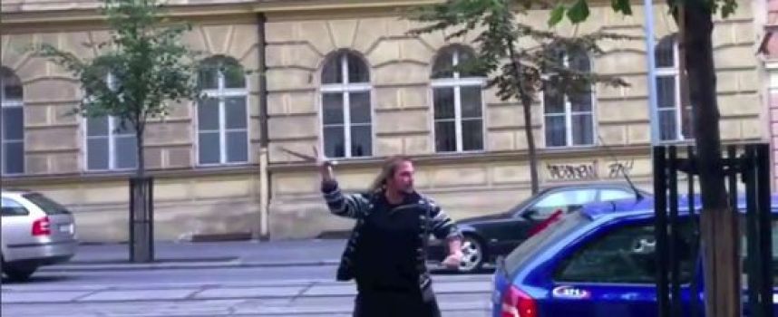 Un homme avec une épée contre un taxi à Prague