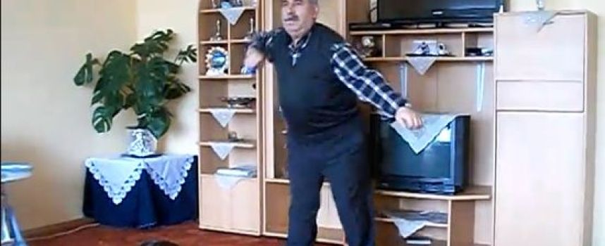 Hasan Baba, le grand-père qui danse sur de la techno