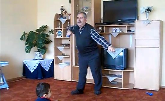 Grand Père Hasan danse la techno dans son salon
