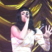 Katy Perry chante Born This Way de Lady Gaga (acoustique)