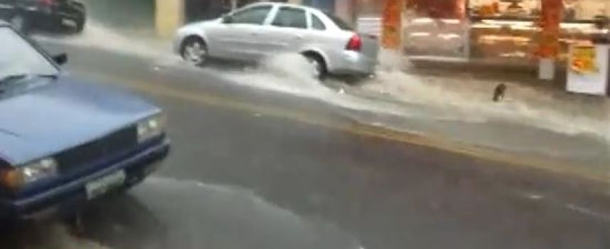 Une femme sauvée des eaux en pleine rue (Sao Paulo)