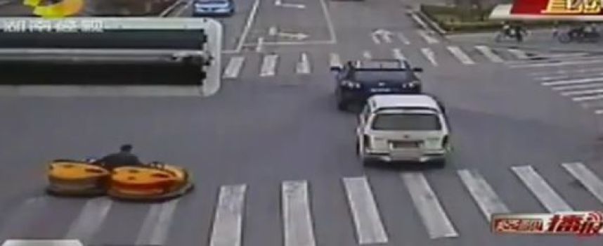 Un chinois conduit 2 auto-tamponeuses dans la rue