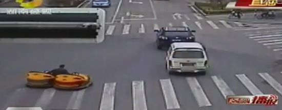 auto tamponneuse dans la rue en Chine