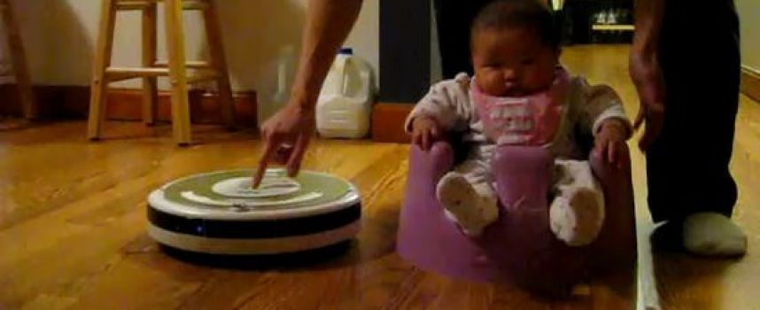 Bébé fait du Roomba