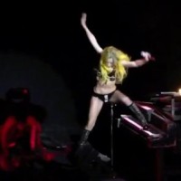 Lady Gaga tombe de son piano en concert