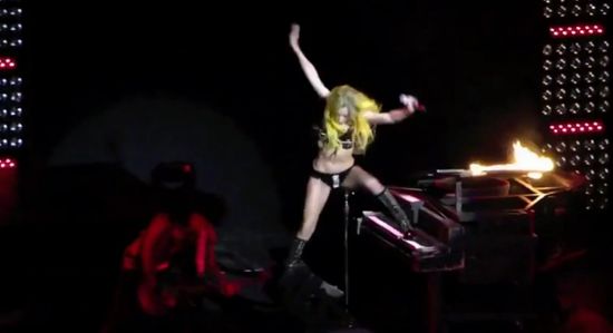 Lady Gaga chute en concert