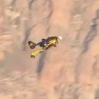 Yves Rossy survole le Grand Canyon avec son JetPack