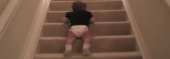 bébé escalier ventre