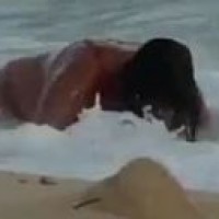 Femme bourrée à la plage, impossible de sortir de l'eau