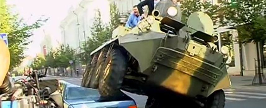 Le maire de Vilnius écrase les voitures mal garées avec un tank