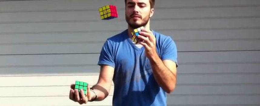 David Calvo résoud un Rubik's Cube en jonglant