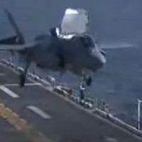 Atterrissage vertical pour l'avion F-35B sur un porte-avions