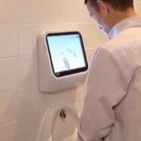 Un jeu vidéo dans un urinoir