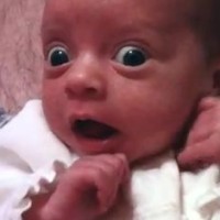 Bébé aux yeux exorbités par les bruits de son père