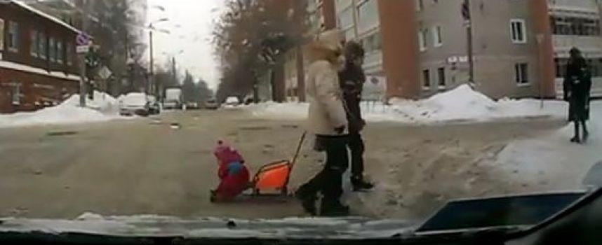 Un bébé russe laissé sur la route par sa maman