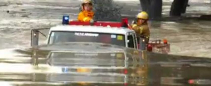 Le camion pompier roule sous l'eau en Australie