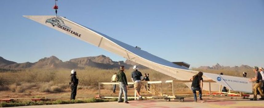 Avion en papier le plus grand du monde, 13.5m et 360 kg