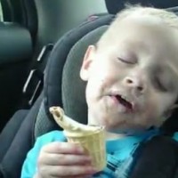 Bébé s'endort en voiture en mangeant sa glace