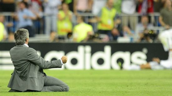 Célébration Mourinho à genoux pour le But de Ronaldo