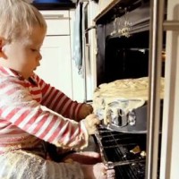 Archie, 1 an, le bébé qui prépare son gâteau d'anniversaire tout seul