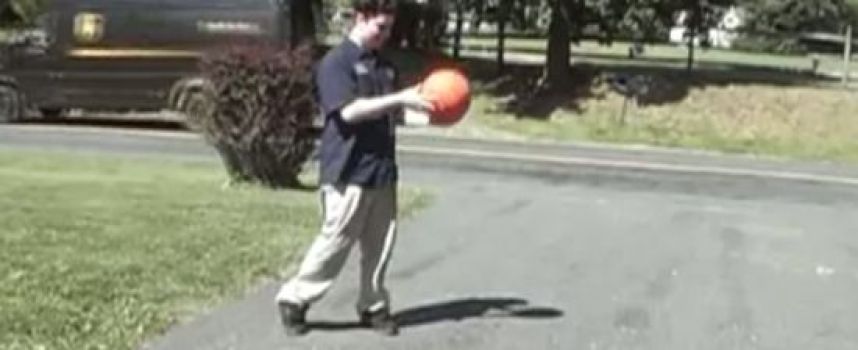 Ballon de basket surgonflé qui explose en rebondissant