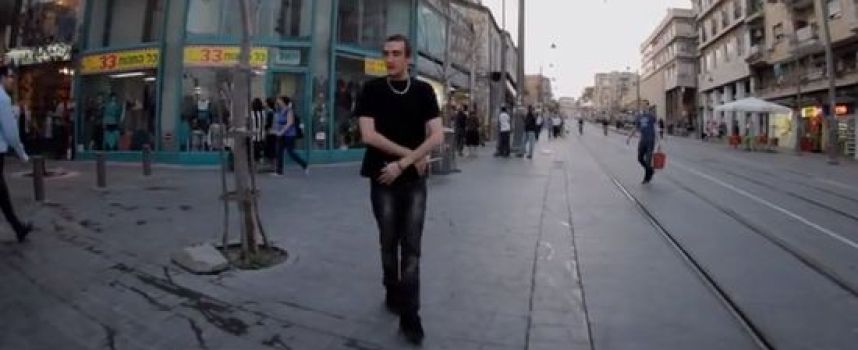 Forward, court métrage diffusé à l'envers d'un gars qui marche à reculons